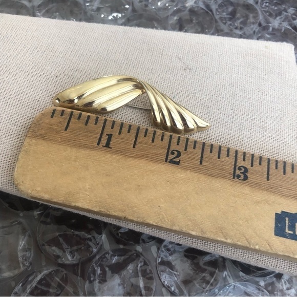 Vintage Gold Tone Brooch - Picture 2 of 3